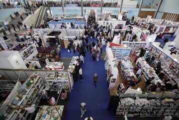  صالون الجزائر الدولي للكتاب في يومه الأول.. اقبال كبير للجمهور 