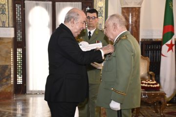 رئيس الجمهورية يترأس مراسم حفل إسداء الأوسمة بقصر الشعب